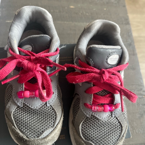 Kids Gray Size 9 New Balance 2002R with custom pink laces and beads - Picture 3 of 9